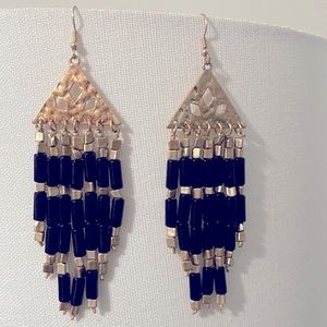 Plunder fish-hook earring, black and gold beads